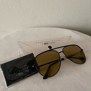 Quay Australia sunglasses, olive green black detail - NEVER WORN W/ CASE & CLOTH